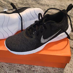 Nike woman's size 6 sneakers - brand new